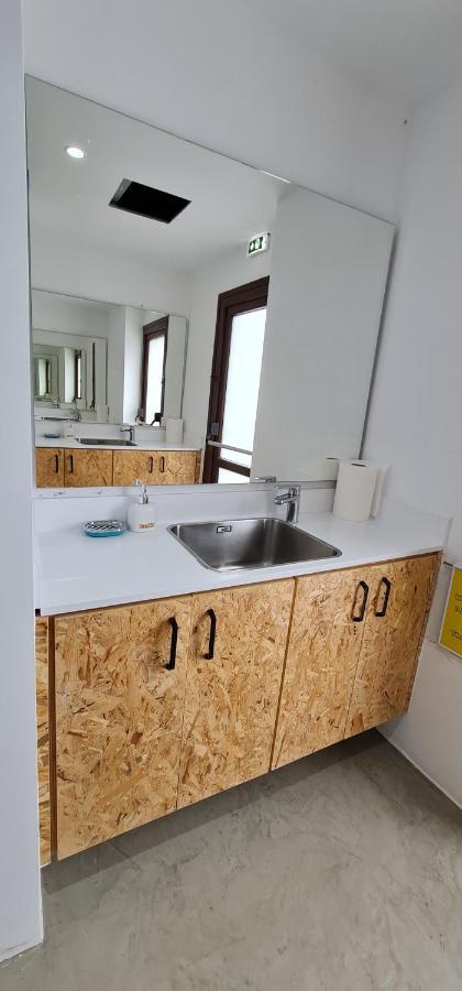 Bee Hostel Пафос Екстериор снимка