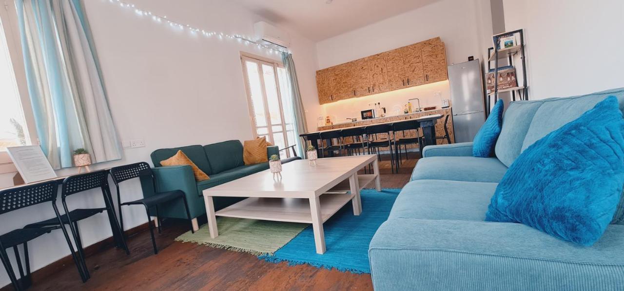 Bee Hostel Пафос Екстериор снимка