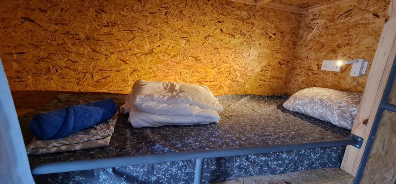Bee Hostel Пафос Екстериор снимка