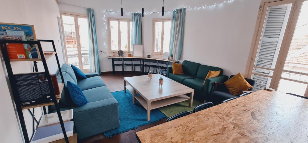 Bee Hostel Пафос Екстериор снимка