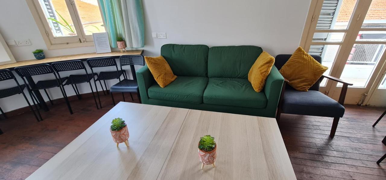 Bee Hostel Пафос Екстериор снимка