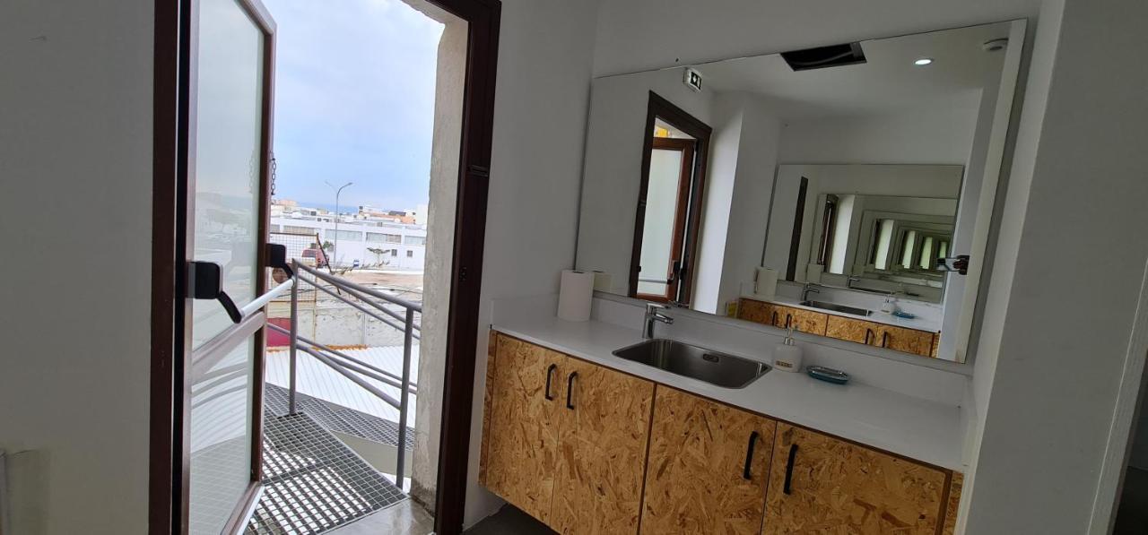 Bee Hostel Пафос Екстериор снимка
