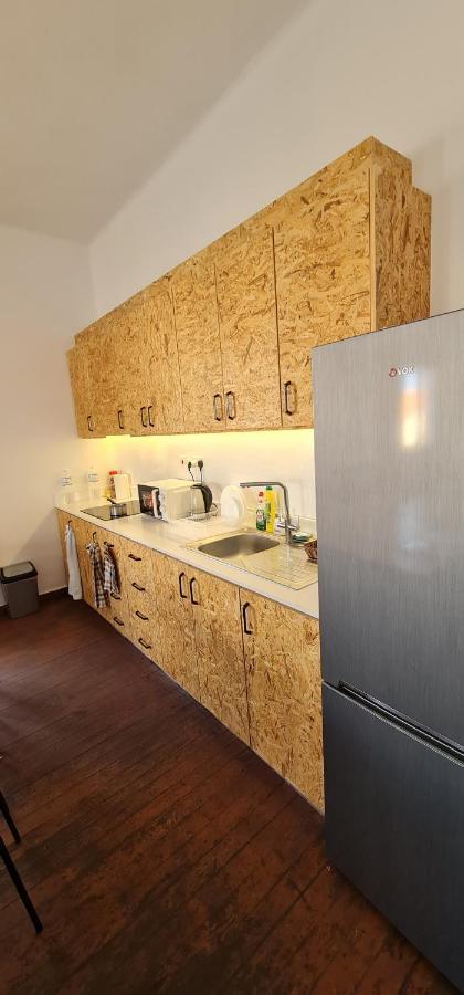 Bee Hostel Пафос Екстериор снимка
