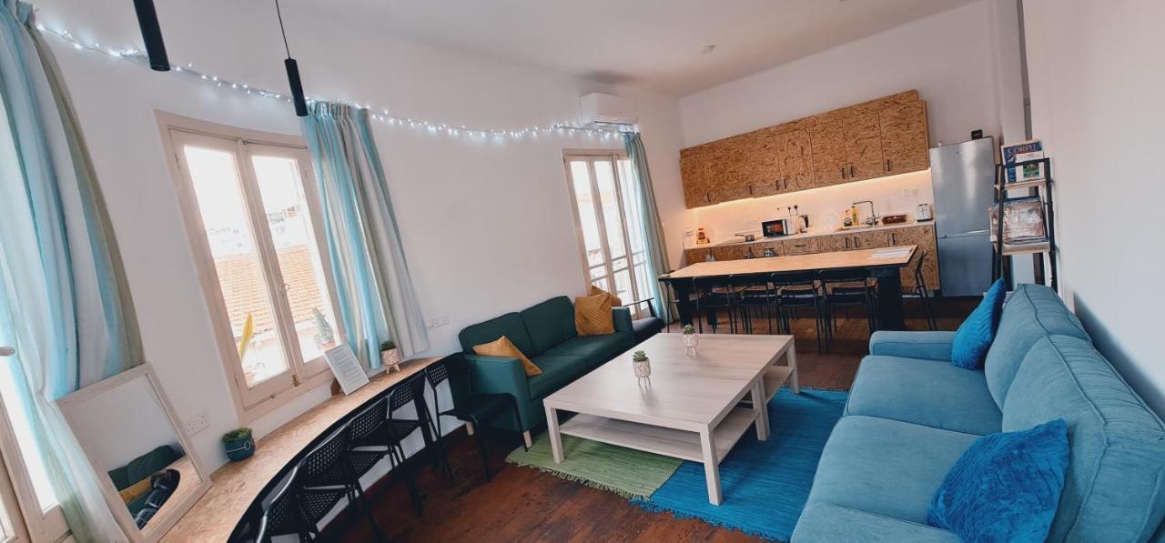 Bee Hostel Пафос Екстериор снимка