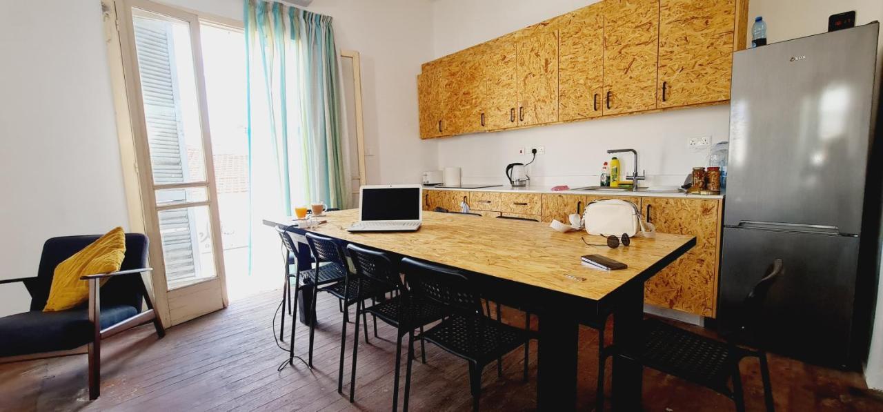 Bee Hostel Пафос Екстериор снимка