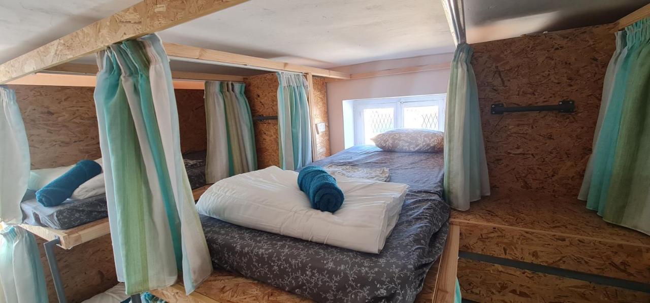 Bee Hostel Пафос Екстериор снимка
