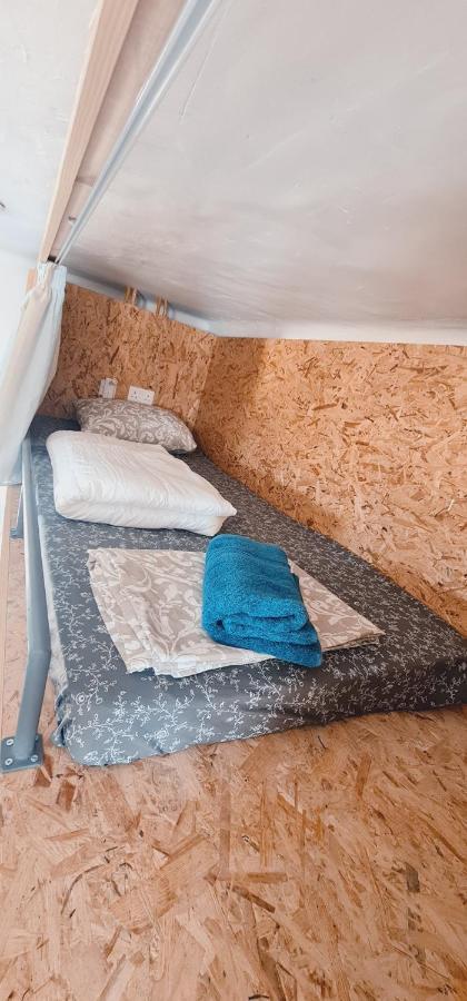 Bee Hostel Пафос Екстериор снимка