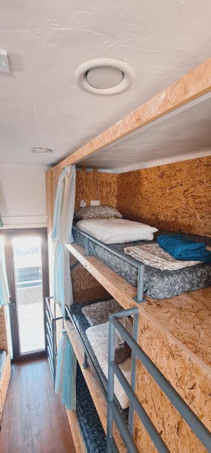 Bee Hostel Пафос Екстериор снимка